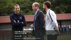 選手と談笑するウィリアム王子（画像は『England　2018年6月7日付Twitter「William, meet Harry...」』のスクリーンショット）
