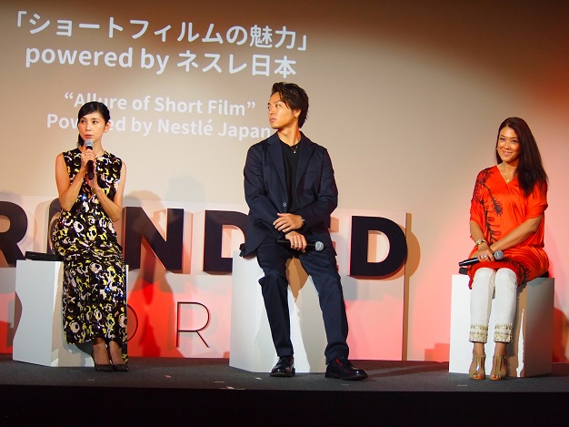 ステージでトークをする黒木瞳、TAKAHIRO、LiLiCo
