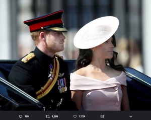 ピンクのツーピースと帽子がお似合いのメーガン妃（画像は『The Royal Family　2018年6月9日付Twitter「The Duke and Duchess of Sussex attend Trooping the Colour.」』のスクリーンショット）