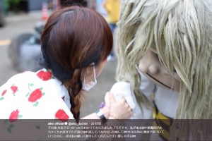 砂かけ婆と握手を交わすaiko（画像は『aiko official　2018年6月29日付Twitter「その後 本気でぶつかったらわかってもらえました」』のスクリーンショット）