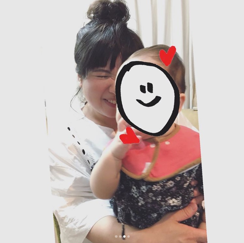 川島の娘を抱き「骨抜き」になった馬場園（画像は『馬場園梓　2018年6月3日付Instagram「へい♪　こないだね、川島くんのお家で、たこ焼きパーティーをしてもらったよ！」』のスクリーンショット）