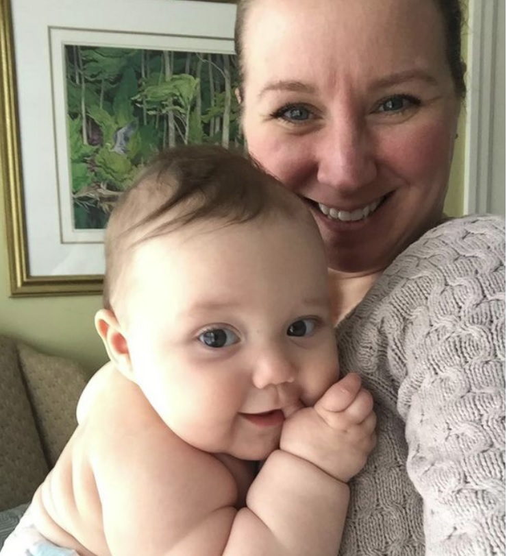 生後8か月の娘ときょうだい？　映し出された顔がそっくり（画像は『Mirror　2018年6月21日付「Mum sees ‘ghost’ of child she miscarried ‘haunting her home as she spots face on baby monitor’」（Image: Caters News Agency）』のスクリーンショット）