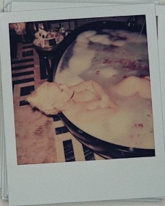 クリスティーナの入浴姿（画像は『Christina Aguilera　2018年6月28日付Instagram「Don’t forget to exhale ＆ love yourself」』のスクリーンショット）