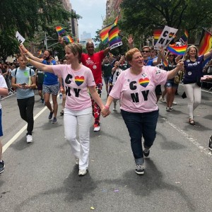 パートナーのクリスティーンさんとプライド・パレードに参加（画像は『Cynthia Nixon　2018年6月24日付Instagram「Happy ＃pride! ＃nycpride ＃c4ny」』のスクリーンショット）
