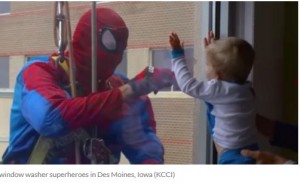 窓の外に現れたスーパーヒーローに子供たちは大喜び（画像は『CBS Dallas　2018年6月26日付「Superhero Window Washers Bring Joy At Children’s Hospital」（KCCI）』のスクリーンショット）