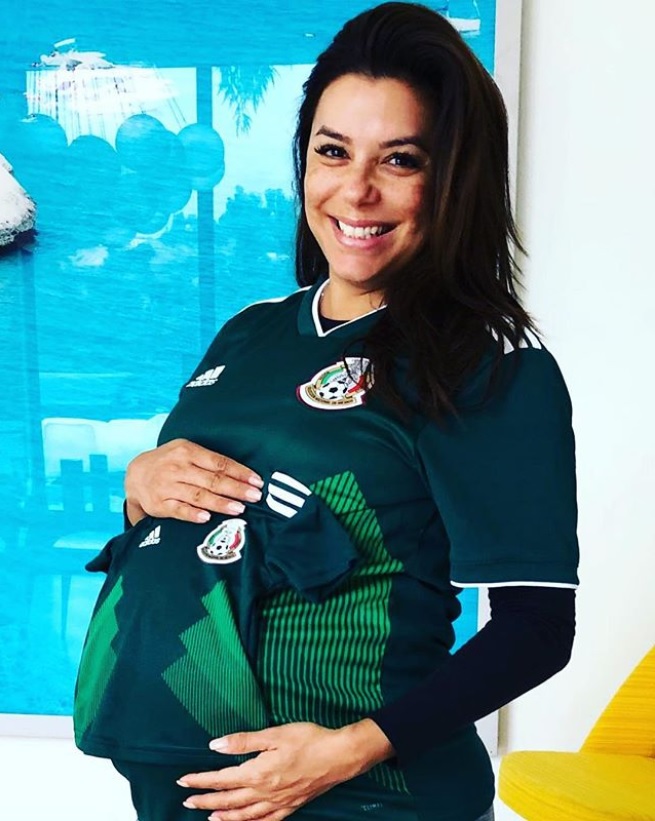 出産ビフォー＆アフター？（画像は『Eva Longoria Baston　2018年6月17日付Instagram「!Vamos Mexico!」』のスクリーンショット）
