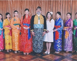 マナヒラ王国の国王・王妃と王女7人（画像は『Izumi Haru　2018年6月3日付Instagram「崖っぷちホテルいかがでしたか？」』のスクリーンショット）