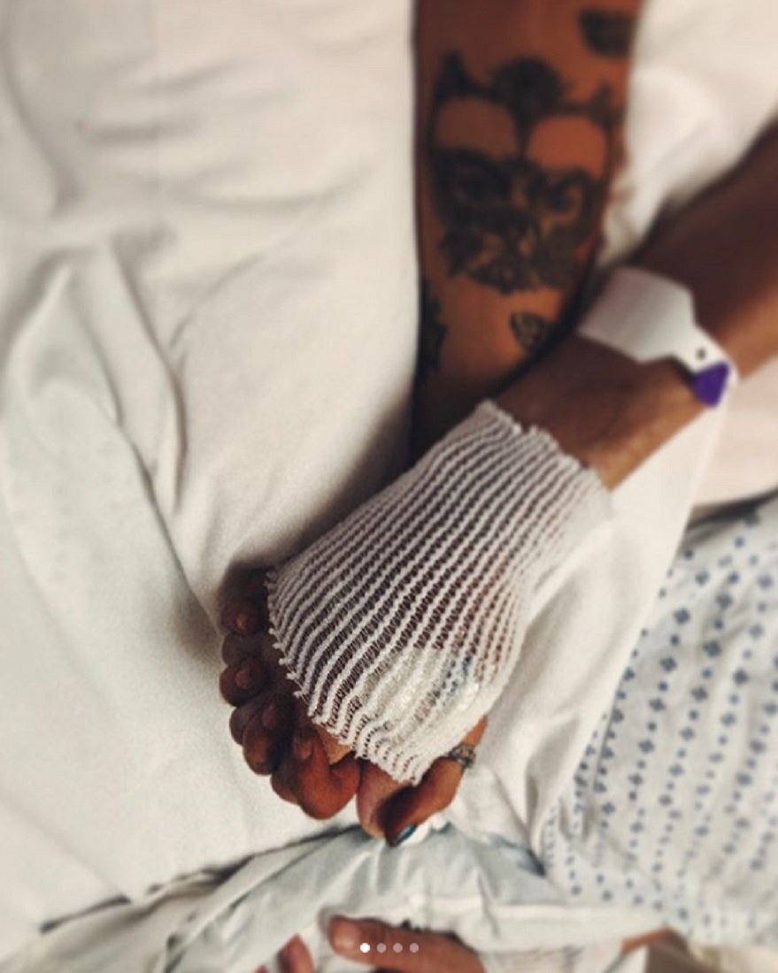 病床で孫の手を握ったジョー氏（画像は『Paris-Michael K. Jackalope　2018年6月28日付Instagram「RIP The HAWK. Joseph Jackson.」』のスクリーンショット）