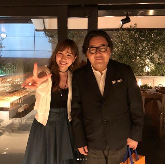 河西智美と秋元康（画像は『tomomi kasai　2018年6月25日付Instagram「秋元さんの還暦祝いしました」』のスクリーンショット）