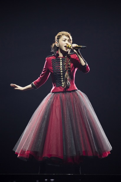 「I’ll be your Hero～」の歌声が会場に響き渡る　『Hero』を熱唱する安室奈美恵