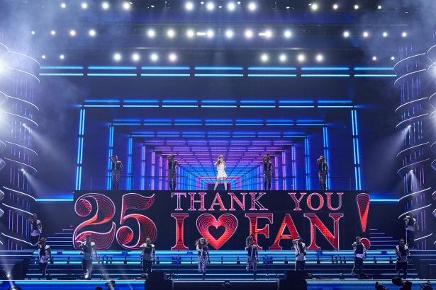 感謝の気持ちを表現したステージで『Do It For Love』を熱唱する安室奈美恵