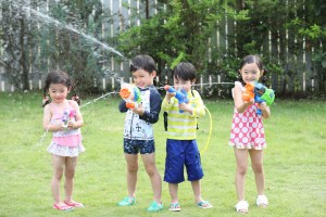 水鉄砲で遊ぶ子供たち