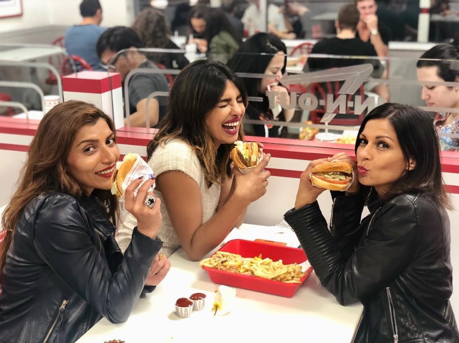 無邪気に笑うプリヤンカー、この笑顔にニックもイチコロ？（画像は『Priyanka Chopra　2018年6月3日付Instagram「Burgers and Chanel...my favourite combo with my fav girls.」』のスクリーンショット）