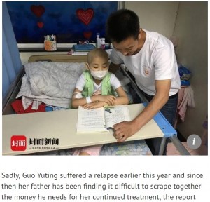 娘に寄り添うアンチュアンさん（画像は『South China Morning Post　2018年6月12日付「Chinese father of cancer-stricken girl offers himself as ‘bride’ to anyone who can save her」（Photo: 163.com）』のスクリーンショット）