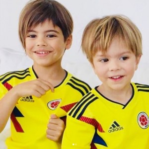 ピケの息子たち、ミランくん（5）＆サーシャくん（3）（画像は『Shakira　2018年6月19日付Instagram「Vamos Colombia!」』のスクリーンショット）