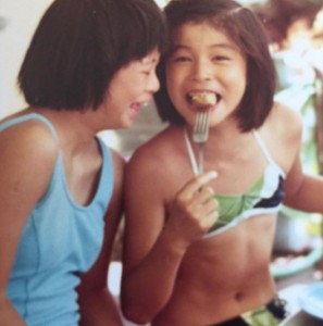 姉と並ぶ高嶋ちさ子（画像は『Chisako Takashima　2018年6月20日付Instagram「腹筋が割れてた頃の私。」』のスクリーンショット）