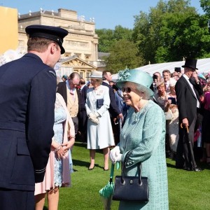 エリザベス女王、サングラスは目を保護するために（画像は『The Royal Family　2018年5月15日付Instagram「Today The Queen hosted the first Garden Party of the year at ＃BuckinghamPalace.」』のスクリーンショット）