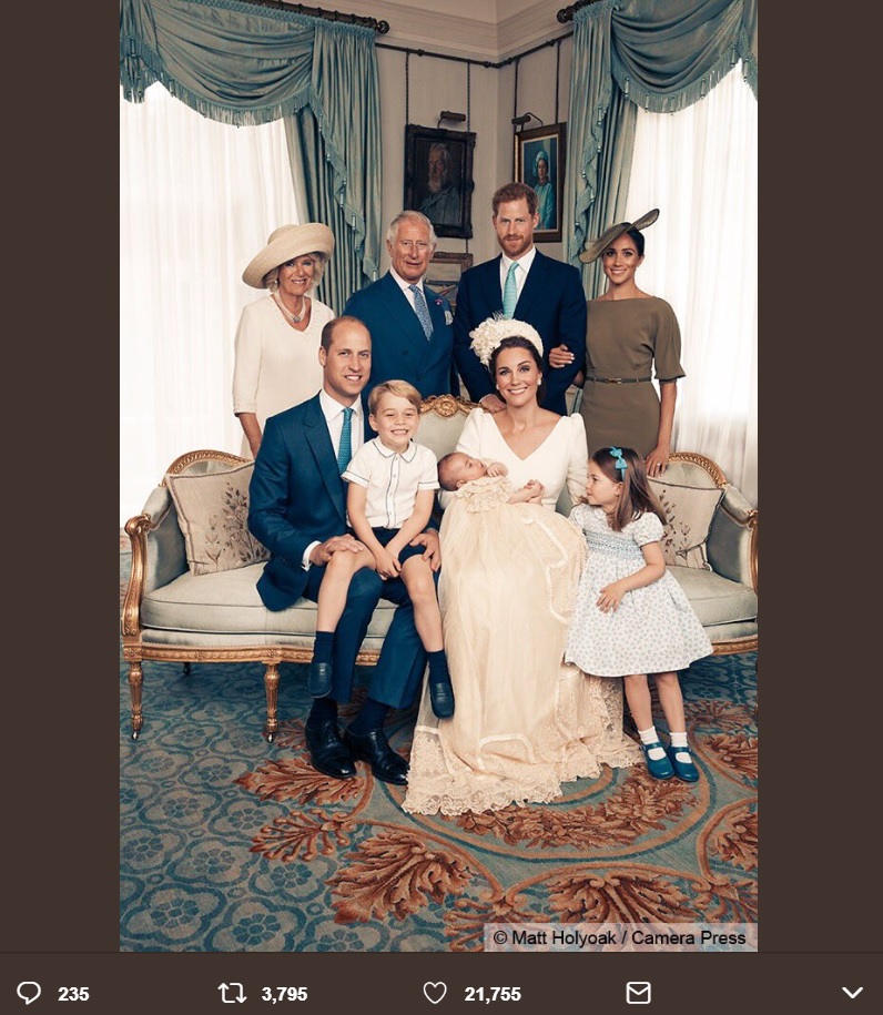 ルイ王子の叔父、叔母にあたるヘンリー王子＆メーガン妃も一緒に（画像は『Kensington Palace　2018年7月15日付Twitter「The Duke and Duchess of Cambridge with Members of the ＠RoyalFamily in the Morning Room at Clarence House, following Prince Louis’s christening.」』のスクリーンショット）