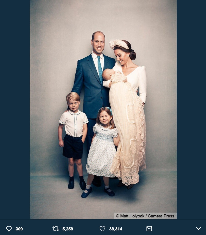 「理想の家族」と多くの人々が憧れるロイヤルファミリー（画像は『Kensington Palace　2018年7月15日付Twitter「The Duke and Duchess of Cambridge, Prince George, Princess Charlotte and Prince Louis, following Prince Louis’s christening.（by Matt Holyoak.）」』のスクリーンショット）