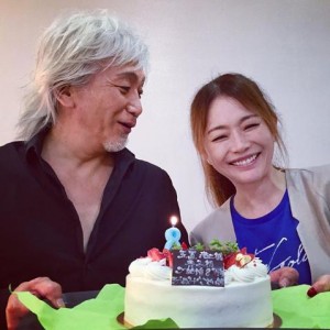 玉置浩二と青田典子（画像は『青田典子　2018年7月20日付Instagram「スタッフの皆さんが、結婚記念日8周年のお祝いをしてくださいました」』のスクリーンショット）