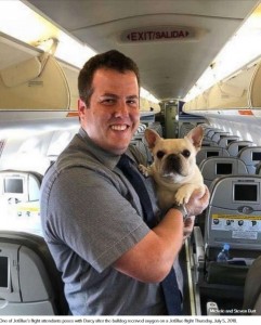 CAのレナウドさんとダーシー（画像は『ABC News　2018年7月9日付「Plane crew comes to rescue of dog with oxygen mask for flight」（Michele and Steven Burt）』のスクリーンショット）
