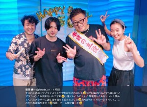 『勇者ヨシヒコ』チーム（画像は『福田雄一　2018年7月20日付Twitter「生まれて初めてサプライズってヤツをかまされまして」』のスクリーンショット）