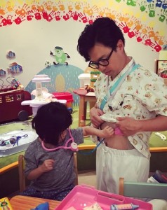 「看護師を温かく看護する病院マスターの娘」と浜野謙太（画像は『浜野謙太　2018年7月2日付Instagram「娘を温かく受け入れてくれたグッドドクターの現場。」』のスクリーンショット）