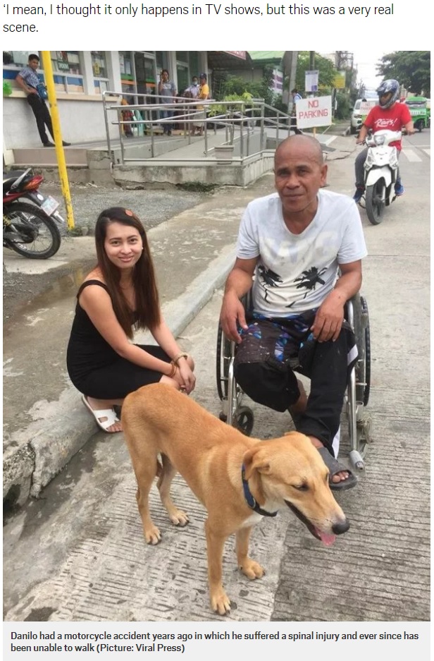 ダニロさん（右）の車椅子を押すディゴンを見かけたフェイスさん（左）（画像は『Metro　2018年7月16日付「Dog pushes owner in wheelchair after motorbike accident leaves him paralysed」（Picture: Viral Press）』のスクリーンショット）