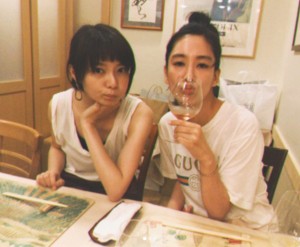 森矢カンナと水川あさみ（画像は『水川あさみ　2018年7月28日付Instagram「大切な人ら囲まれて生まれたことをお祝いしてもらえるって、ほんとこの上ないよろこび。」』のスクリーンショット）
