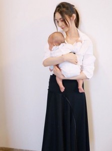 息子のお食い初めだったという押切もえ（画像は『Moe Oshikiri 押切もえ　2018年6月17日付Instagram「家族行事の今日、私も息子に合わせてモノトーンの服装でした。」』のスクリーンショット）
