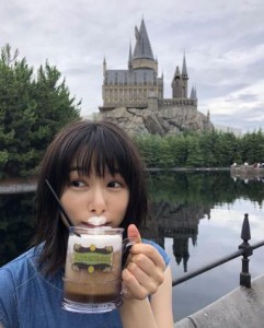 USJでバタービールを楽しむ桜井日奈子（画像は『桜井日奈子　2018年7月20日付Instagram「7/21（土）11:21～放送のフジテレビ「KinKi Kidsのブンブブーン」に出演させていただきました！」』のスクリーンショット）