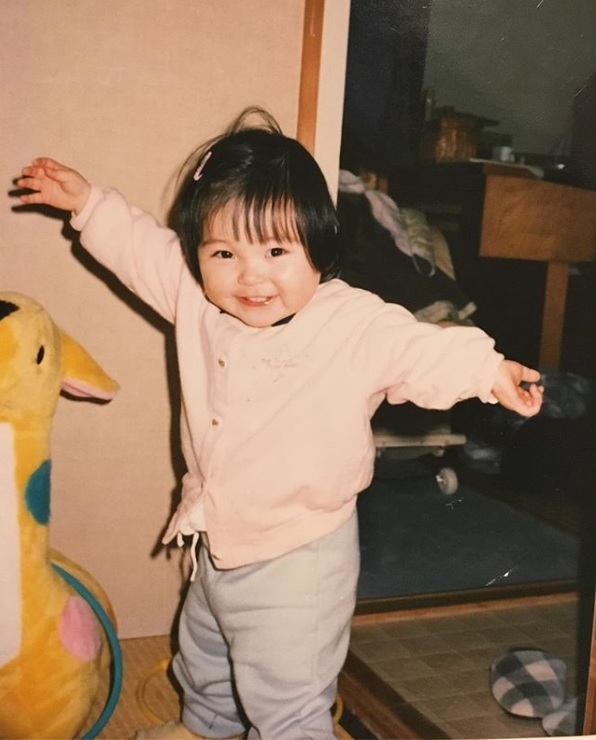 2歳当時の誠子（画像は『尼神インター 誠子　2018年7月5日付Instagram「シースルーバング」』のスクリーンショット）