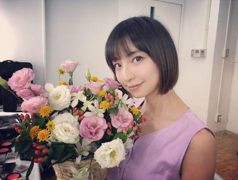 髪を切った篠田麻里子（画像は『shinodamariko　2018年7月20日付Instagram「今日の広告撮影用に昨日 髪スッキリしました！」』のスクリーンショット）