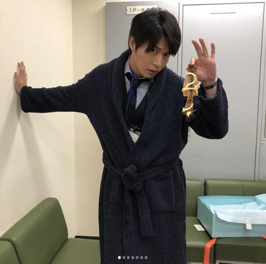 プレゼントされたバスローブを着る田中圭（画像は『【公式】新火9ドラマ「健康で文化的な最低限度の生活」　2018年7月10日付Instagram「圭さんバースデーの続き。」』のスクリーンショット）