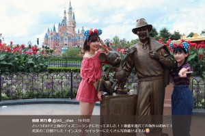 ミッキーマウス＆ウォルト・ディズニーの銅像と並ぶ指原莉乃・田中美久（画像は『指原莉乃　2018年8月20日付Twitter「というわけで上海のディズニーランドに行ってました!!」』のスクリーンショット）
