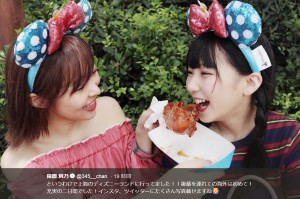田中美久にチキンを食べさせる指原莉乃（画像は『指原莉乃　2018年8月20日付Twitter「というわけで上海のディズニーランドに行ってました!!」』のスクリーンショット）