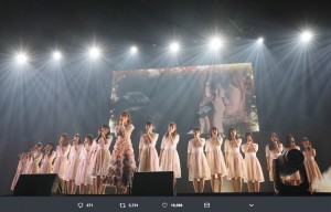 『R.Sに捧ぐ』を歌う宮脇咲良とHKT48メンバー（画像は『宮脇咲良　2018年8月2日付Twitter「今回は、『R.Sに捧ぐ』を歌わせて頂きました。」』のスクリーンショット）