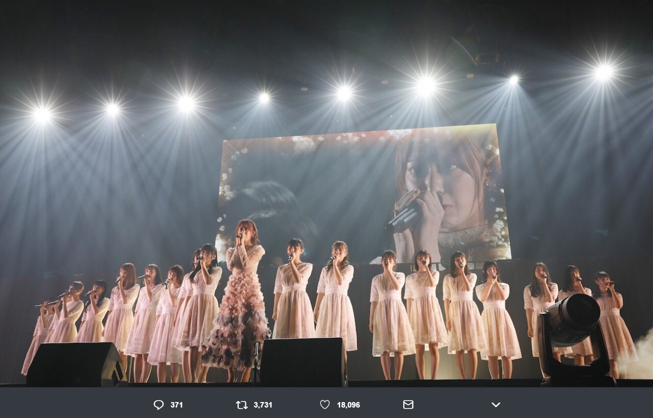 『R.Sに捧ぐ』を歌う宮脇咲良とHKT48メンバー（画像は『宮脇咲良　2018年8月2日付Twitter「今回は、『R.Sに捧ぐ』を歌わせて頂きました。」』のスクリーンショット）