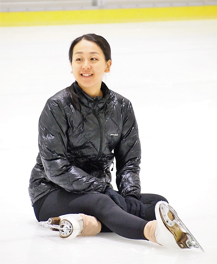 スケート教室で転んだときの立ち上がり方を教える浅田真央