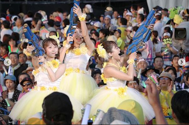 AKB48『渚のCHERRY』を披露するSKE48第2期生の3人（画像は『斉藤真木子　2018年8月24日付Instagram「2018←→2017 確実に若返っていますね、私達（笑）」』のスクリーンショット）
