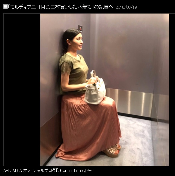 エレベーターの中で空気椅子をするアンミカ（画像は『AHN MIKA　2018年8月19日付オフィシャルブログ「モルディブ二日目☆二枚買いした水着で」』のスクリーンショット）