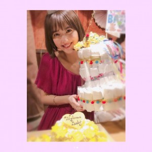 “おむつケーキ”を持って嬉しそうな佐々木希（画像は『大政絢　2018年8月3日付Instagram「みんな のんちゃんが大好きです」』のスクリーンショット）