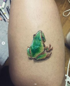 ジェラードン西本が体に描いたカエル（画像は『ジェラードン にしもと　2018年8月17日付Instagram「ヒマなんで今度はカエルちゃんを描いたら以外といくた」』のスクリーンショット）