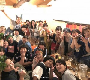 帰国した野沢直子を囲んで（画像は『モーリーちゃん　2018年7月31日付Instagram「大尊敬の先輩芸人 お初の後輩芸人 いつもの飲んだくれ芸人 皆大好き」』のスクリーンショット）