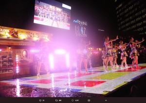 雨の中、ステージに立つSKE48の6期生9名（画像は『鎌田菜月　2018年8月8日付Twitter「赤坂で雨の中ライブしてたのはSKE48です」』のスクリーンショット）