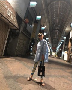 商店街の夏木マリ：竹中直人撮影（画像は『mari natsuki　2018年8月2日付Instagram「商店街の姐さん！」』のスクリーンショット）