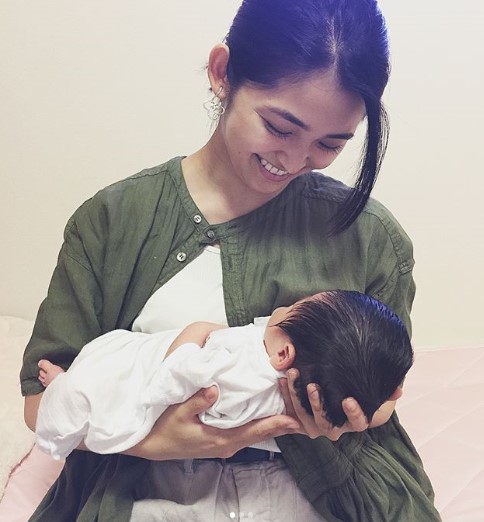 甥っ子を愛おしそうに見つめる岡本玲（画像は『岡本玲　2018年8月6日付Instagram「私、叔母さんになりました」』のスクリーンショット）