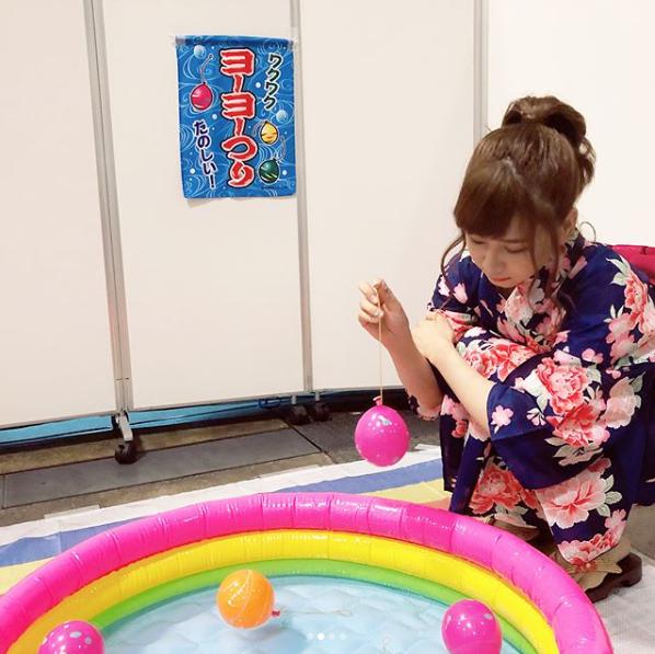 浴衣姿でヨーヨーつりを楽しむ大家志津香（画像は『shizuka oya　2018年8月10日付Instagram「浴衣祭り1日目。」』のスクリーンショット）