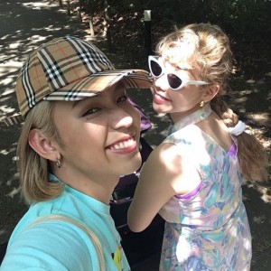 親子3人で「たのしいお出かけ＆ベビーカーデビューになりました」とぺこ（画像は『Peco Okuhira Tetsuko　2018年8月18日付Instagram「今日はリンクの1ヶ月検診へ！」』のスクリーンショット）