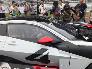 “アウディ e-tron ビジョン グランツーリスモ”（画像は『shinodamariko　2018年8月4日付Instagram「電気のレーシングカー加速のスピードも速くてスタート一瞬で100キロ出る」』のスクリーンショット）